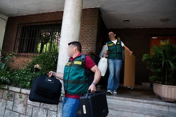 27/05/2026 Agentes de la Unidad Central Operativa (UCO) de la Guardia Civil acceden al domicilio del exvicepresidente de la Junta de Andalucía, Gaspar Zarrías, a 27 de mayo de 2026, en Madrid (España). Zarrías declaró en el marco de la investigación que instruye Arturo Zamarriego que contrató a Leire Díez para que investigase una supuesta implicación del comisario jubilado José Manuel Villarejo en la investigación de la trama de los ERE y por la que Zarrías fue juzgado. Según precisó, llegó a pagar 4.000 euros mensuales durante cuatro meses a la exmilitante socialista.
POLITICA
Matias Chiofalo - Europa Press