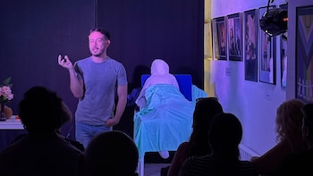 La obra escrita y dirigida por Daniel Fernández Vargas inició su gira internacional en junio, llevando dramaturgia peruana a escenarios de España y Francia.