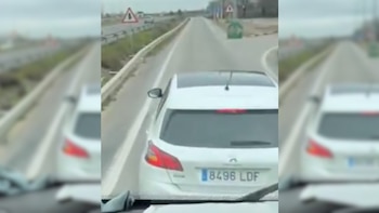 Un coche bloqueándole el paso