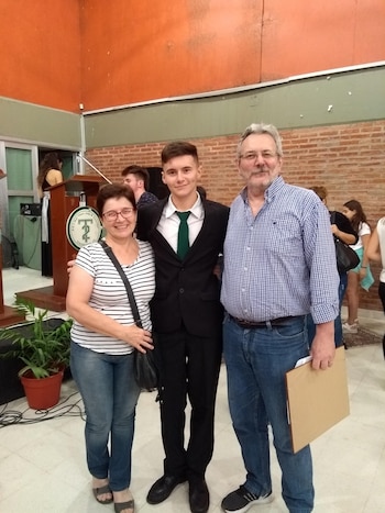Benjamín junto a su padres