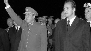 Augusto Pinochet junto al actual rey de España, Juan Carlos I en 1975. (Agencia EFE)