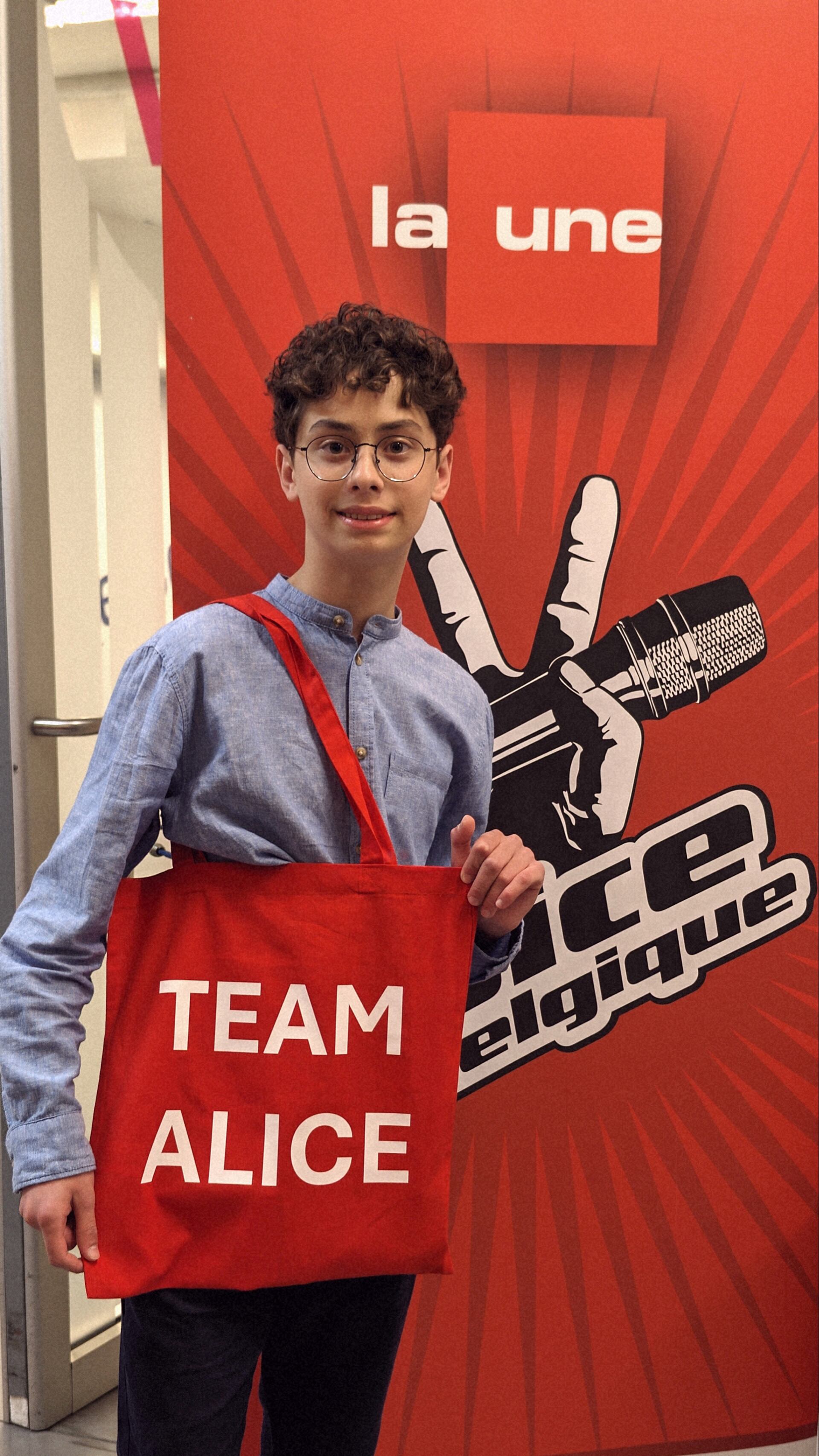 El joven Lisandro, criado en Tucumán, luego de ser elegido por la coach Alice in the Roof para integrar su equipo