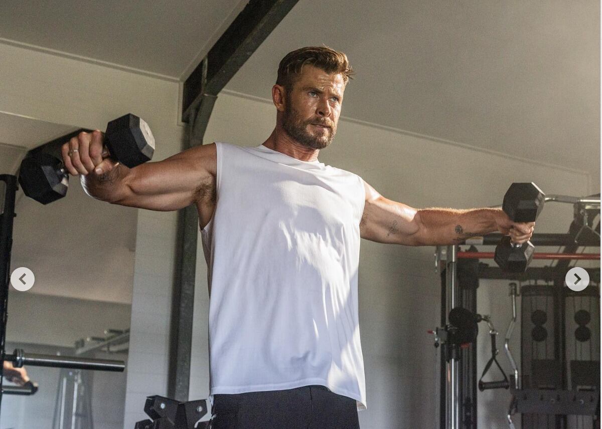 La base de la rutina de Chris Hemsworth son los ejercicios compuestos como peso muerto, sentadillas y remo para fuerza total (@chrishewsworth)