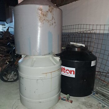 Se llevaron también garrafas de