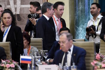 El secretario de Estado de Estados Unidos, Antony Blinken (centro, arriba), pasa junto al ministro de Exteriores de Rusia, Sergéi Lavrov, durante una reunión de cancilleres del Grupo de los 20 en Nueva Delhi, en India, el 2 de marzo de 2023. (Olivier Douliery/Pool Foto vía AP)