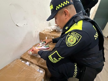 En Cali, la Policía requisó más de 97 mil unidades de confecciones y miles de pares de calzado valorados en millones, como resultado de las acciones contra el contrabando - crédito @SeguridadCali/ X