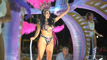 "Increíble noche en el Carnaval del Sol en la hermos cuidad de Dolores. Gracias a cada uno por el cariño y la alegría que me brindaron, viví una experiencia increíble", fue el posteo de Charlotte en su cuenta de Instagram