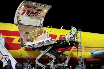 Un avión de DHL descarga