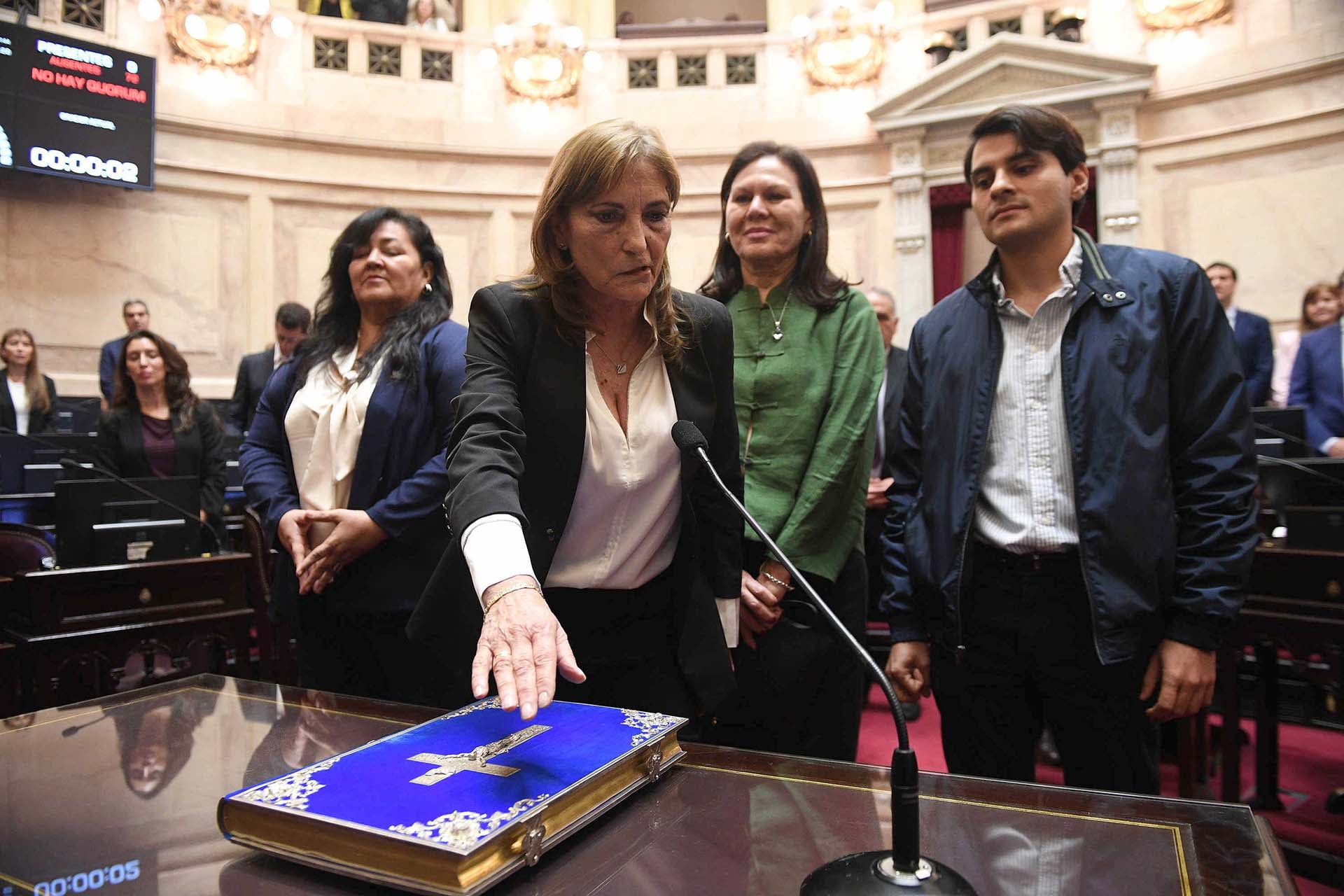 La libertaria Claudia López juró en reemplazo del riojano Juan Carlos Pagotto, quien murió hace un mes