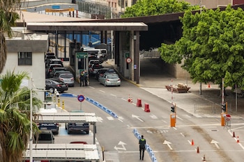 01/08/2026 Varios vehículos en la frontera entre España y Marruecos, a 1 de agosto de 2026, en Melilla (España). La delegada del Gobierno en Melilla, Sabrina Moh, ha subrayado que la reapertura progresiva de la frontera en ambos sentidos con Marruecos adoptada este sábado tras casi dos días cerrada para contener las avalanchas se ha realizado "después de que la presión migratoria haya disminuido durante las últimas horas", una decisión adoptada, según ha explicado, "bajo criterios de seguridad y en coordinación permanente con las autoridades marroquíes".
POLITICA
Ángela Ríos / Europa Press - Europa Press