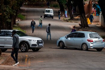 Peatones en Sudáfrica simulan accidentes para obtener compensaciones del Fondo Nacional de Accidentes de Tráfico (AP Photo/Jerome Delay, file)