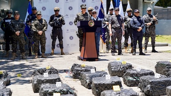 Marina Nacional de El Salvador incauta más de una tonelada de cocaína y detiene a dos ciudadanos ecuatorianos en el Pacífico