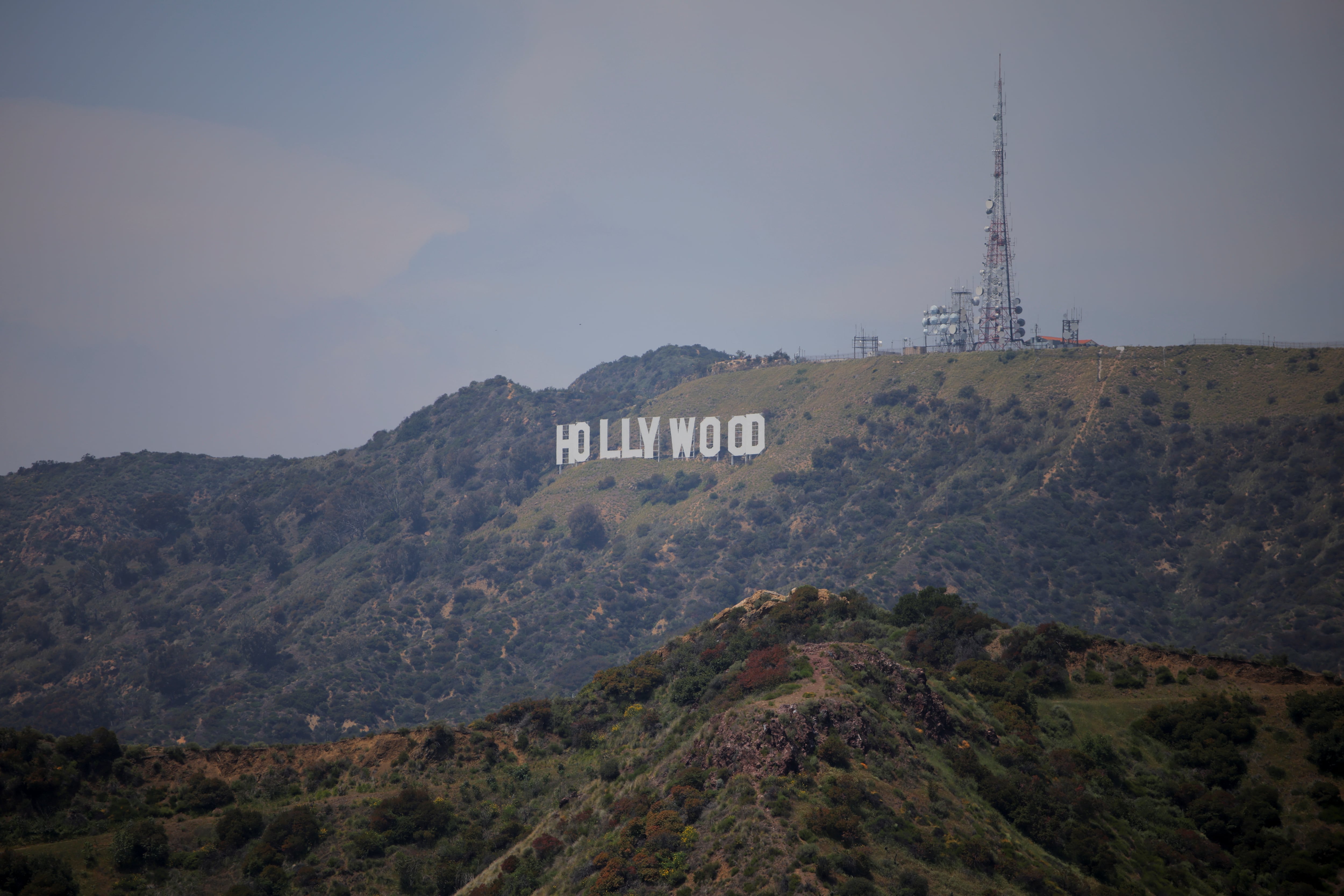 La llegada masiva de turistas al letrero de Hollywood ha provocado un aumento del 124% en el tráfico vehicular en Hollywood Hills en solo dos años (REUTERS/Daniel Cole)