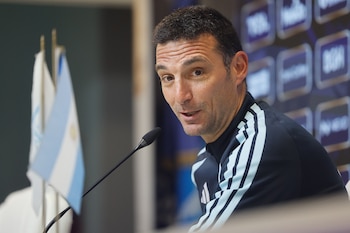 El seleccionador de fútbol de Argentina, Lionel Scaloni, dijo este martes que tiene "predisposición" para renovar su contrato porque "hay hambre" de cara a las futuras competencias. EFE/ Juan Ignacio Roncoroni
