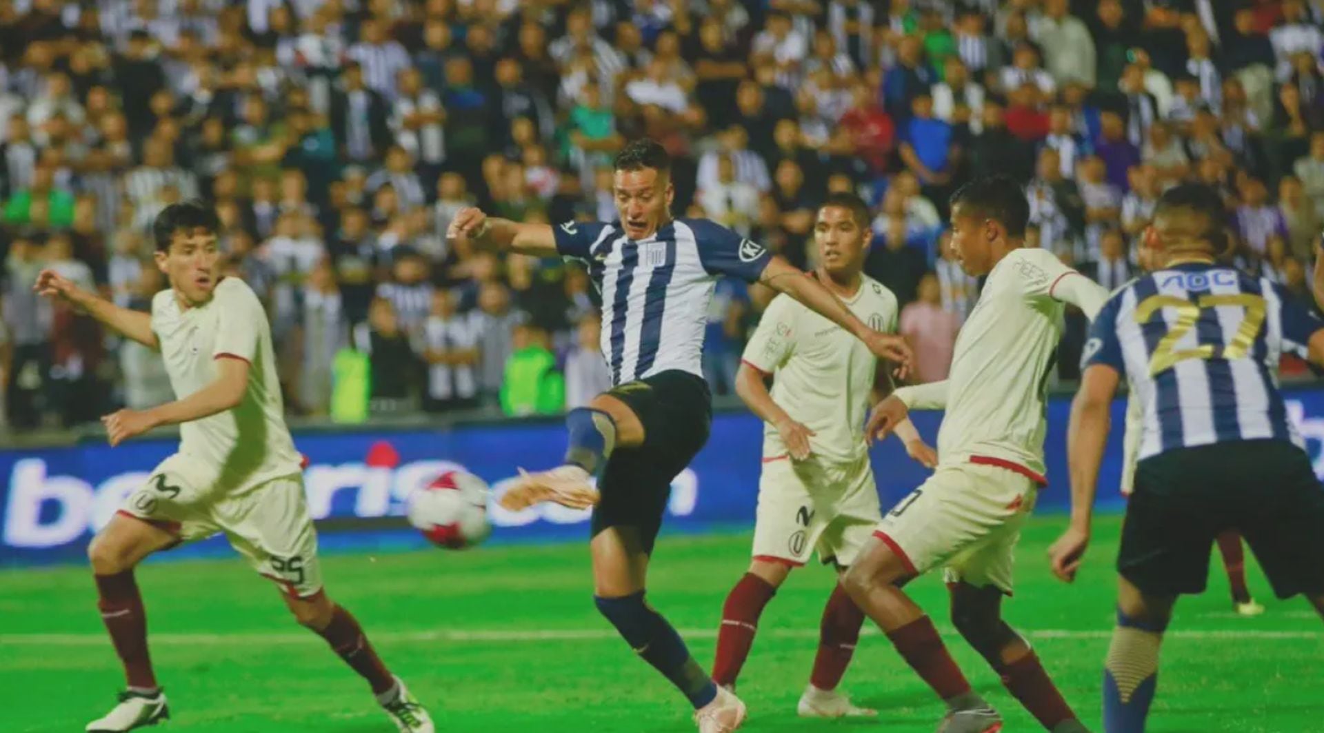 Alianza Lima y Universitario se medirán con objetivos distintos en la tabla, pero una misma obligación: ganar. El resultado en Matute puede alterar la pelea por el liderato y cambiar el rumbo del Clausura. (Andina)