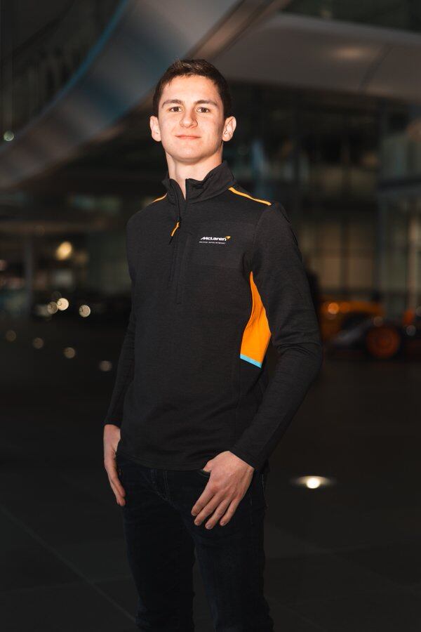 Leonardo Fornaroli llegó a la evaluación de Haas como campeón de Fórmula 2 y Fórmula 3, con el impulso de McLaren en la pelea por la butaca de 2027. (@McLarenF1)