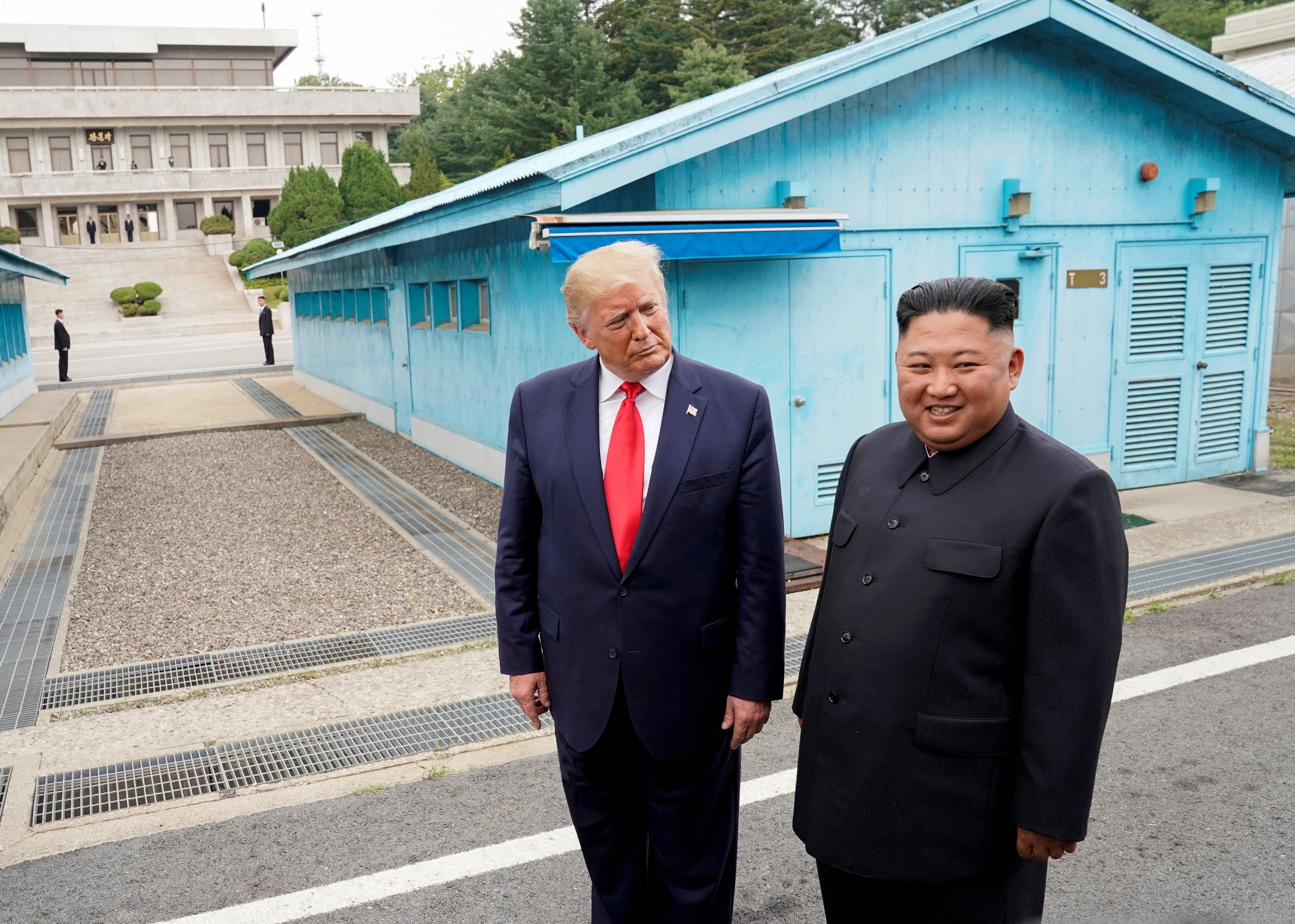 El presidente de Estados Unidos, Donald Trump, se reunió con el dictador norcoreano, Kim Jong Un, en la zona desmilitarizada que separa a las dos Coreas, en Panmunjom, Corea del Sur, el 30 de junio de 2019 (REUTERS/Kevin Lamarque)