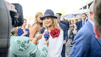 La infanta Elena sorprende en Aquisgrán durante su encuentro con Amalia de Holanda: un guiño a su juventud y un traje veraniego que ha acaparado todas las miradas