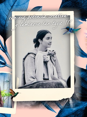 Retrato en blanco y negro de una joven, Azul, sonriendo ligeramente, con suéter gris y bufanda. La foto enmarcada está sobre un fondo floral azul con colibríes