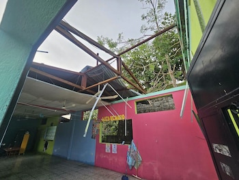 El personal del Colegio Luterano realiza limpieza, evalúa daños y asegura las zonas comprometidas antes de reanudar las actividades académicas en Gualán, Zacapa. (Cortesía: Nuestra Zacapa)