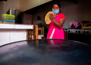 La participación laboral femenina es