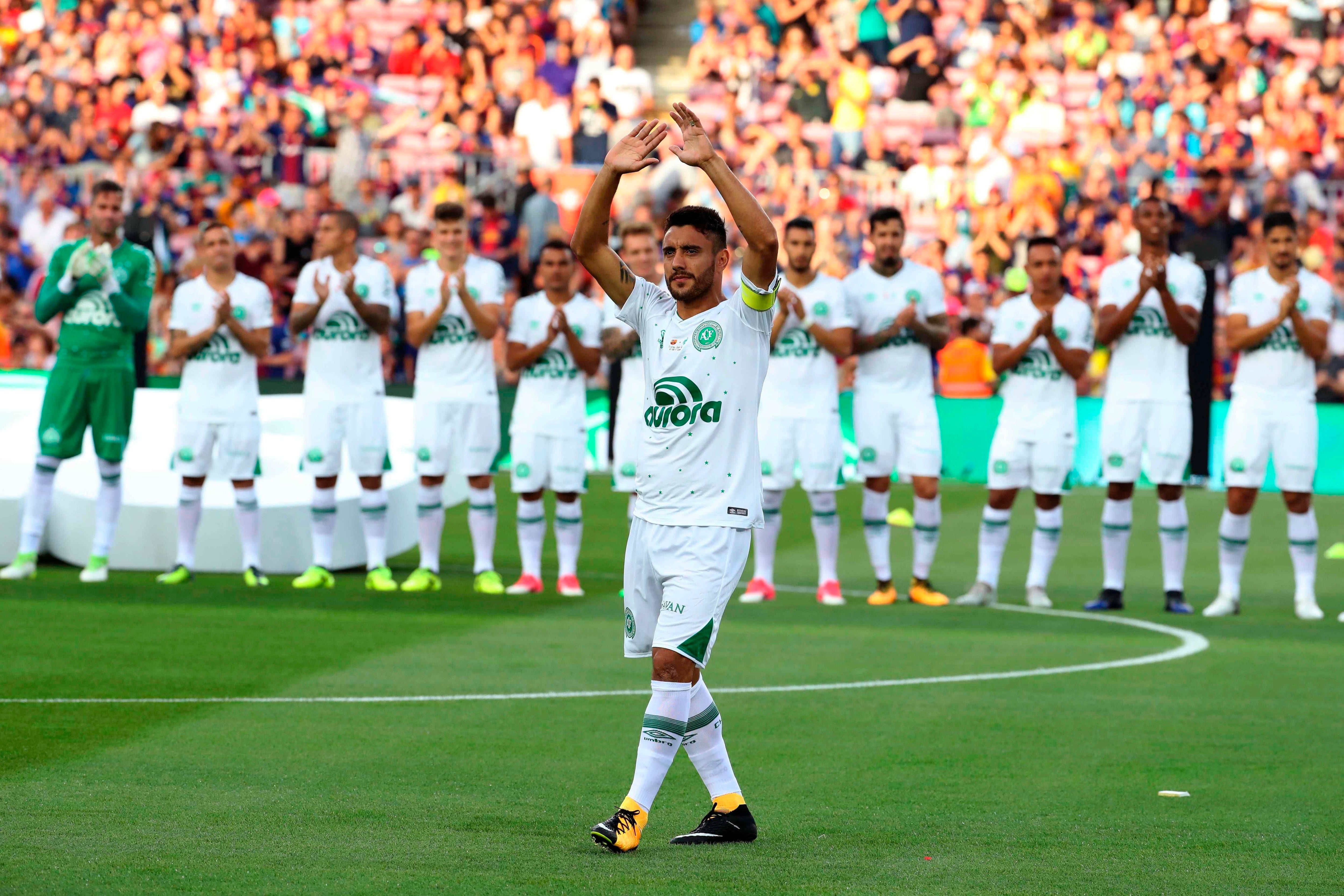 La reconstrucción de Javier Sinay también sigue la vida de los seis sobrevivientes del Chapecoense y las distintas formas en que continuaron después del accidente (EFE/Toni Albir/Archivo)