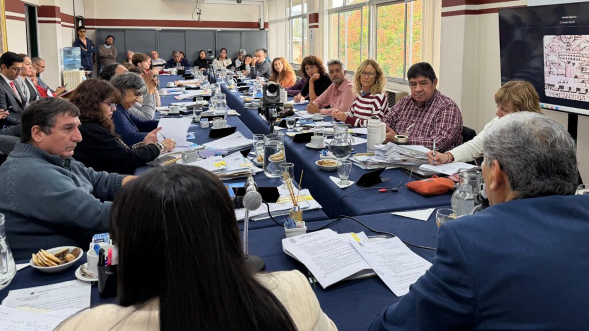 Una reunión de trabajo se lleva a cabo en un contexto de investigación sobre el desvío millonario de fondos de una fundación asociada a la Universidad Nacional de Salta. (Universidad Nacional de Salta)