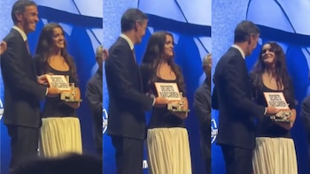 El momento en que Amaia reclama a Pedro Sánchez que saque adelante el decreto de vivienda: le entrega una pancarta de ‘Decreto Maricarmen’