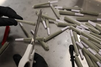 Un empleado trabaja en la