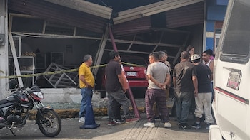 Auto se impacta contra panadería en Naucalpan y vecinos golpean a sus ocupantes