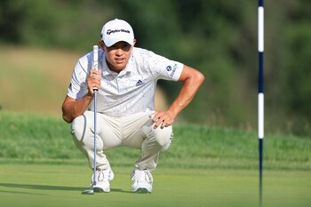 Collin Morikawa concentrado en su