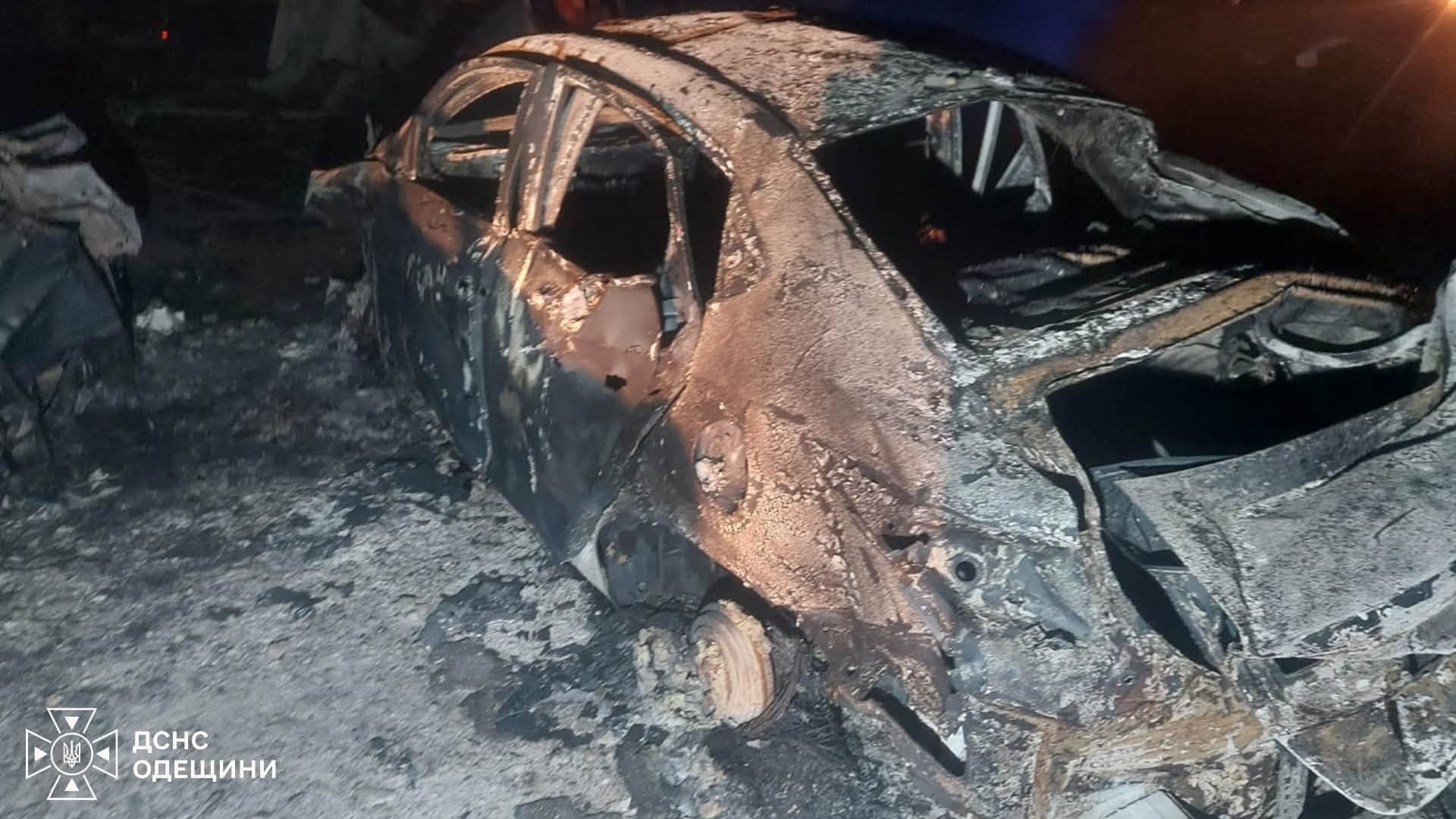 Un auto recientemente destruido por un bombardeo ruso en Odesa (Servicio de Emergencias de Ucrania)