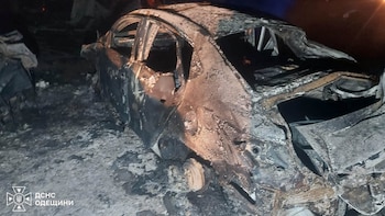 Un auto recientemente destruido por un bombardeo ruso en Odesa (Servicio de Emergencias de Ucrania)
