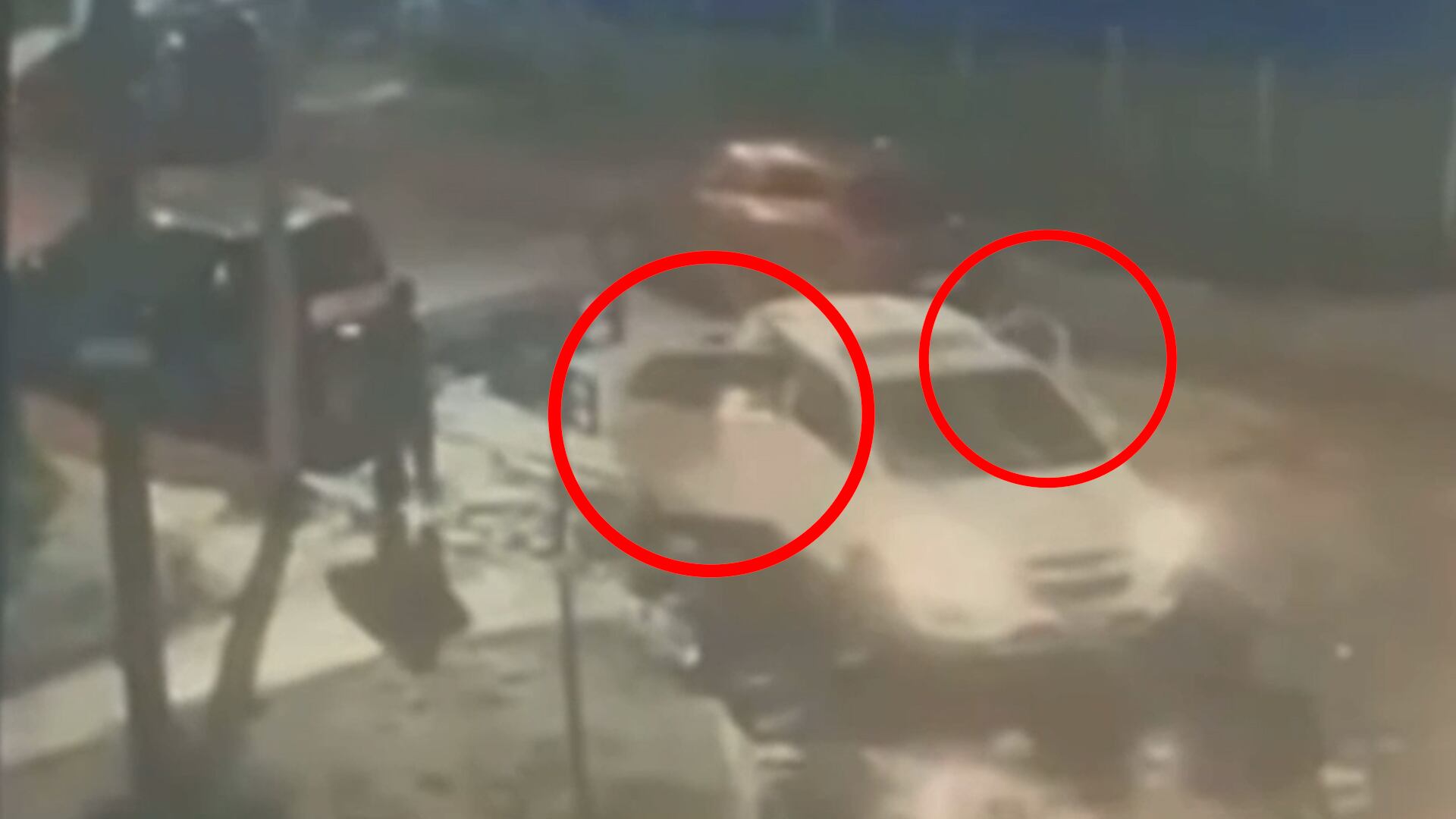 El momento en el que las tres chicas desaparecidas en La Matanza suben a una camioneta Chevrolet Tracker blanca.