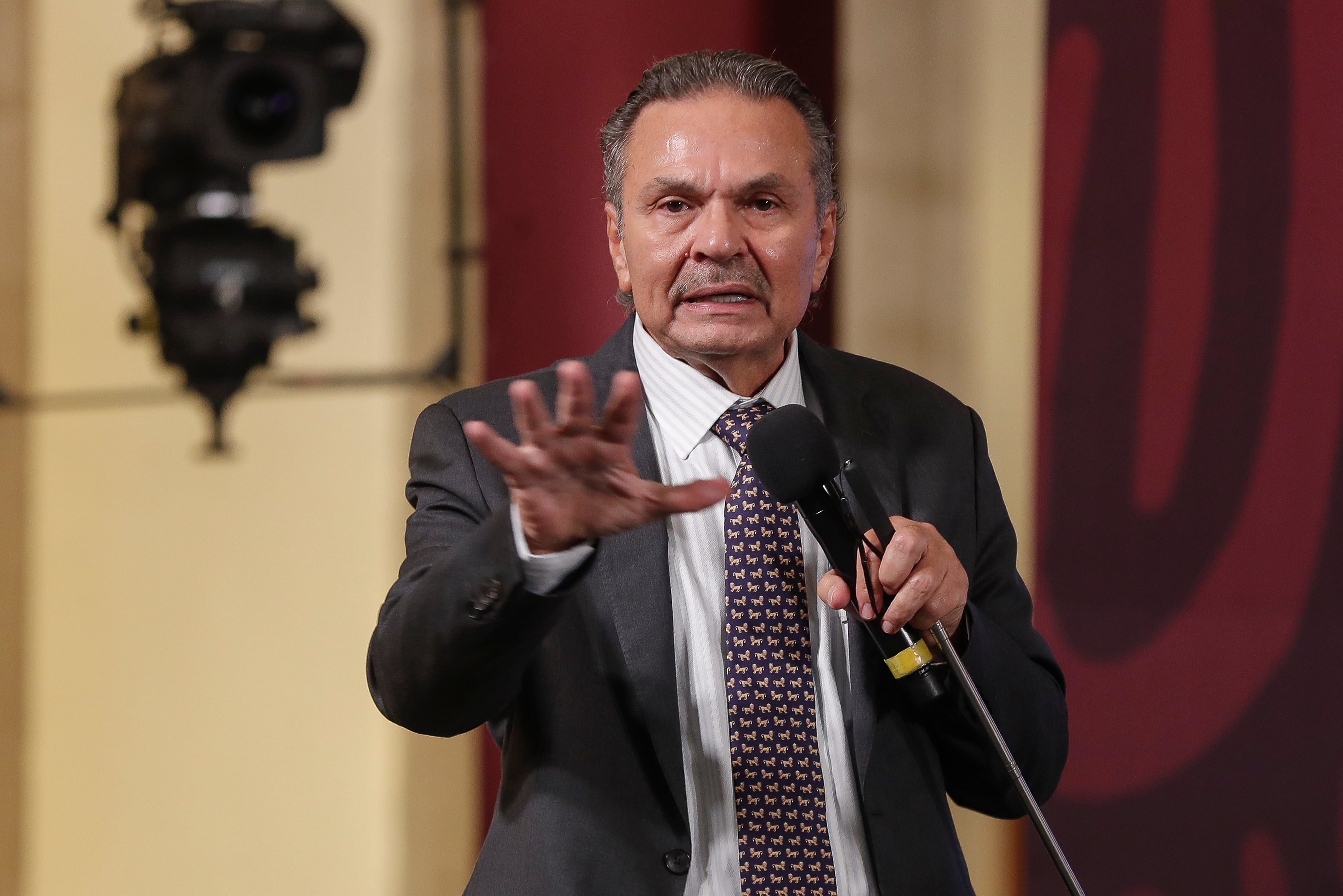 El director del Infonavit detalló que su ingreso mensual bruto es de 188 mil 499.50 pesos y contrastó con los 191 mil 846 pesos mensuales brutos registrados para la presidenta. EFE/ Isaac Esquivel