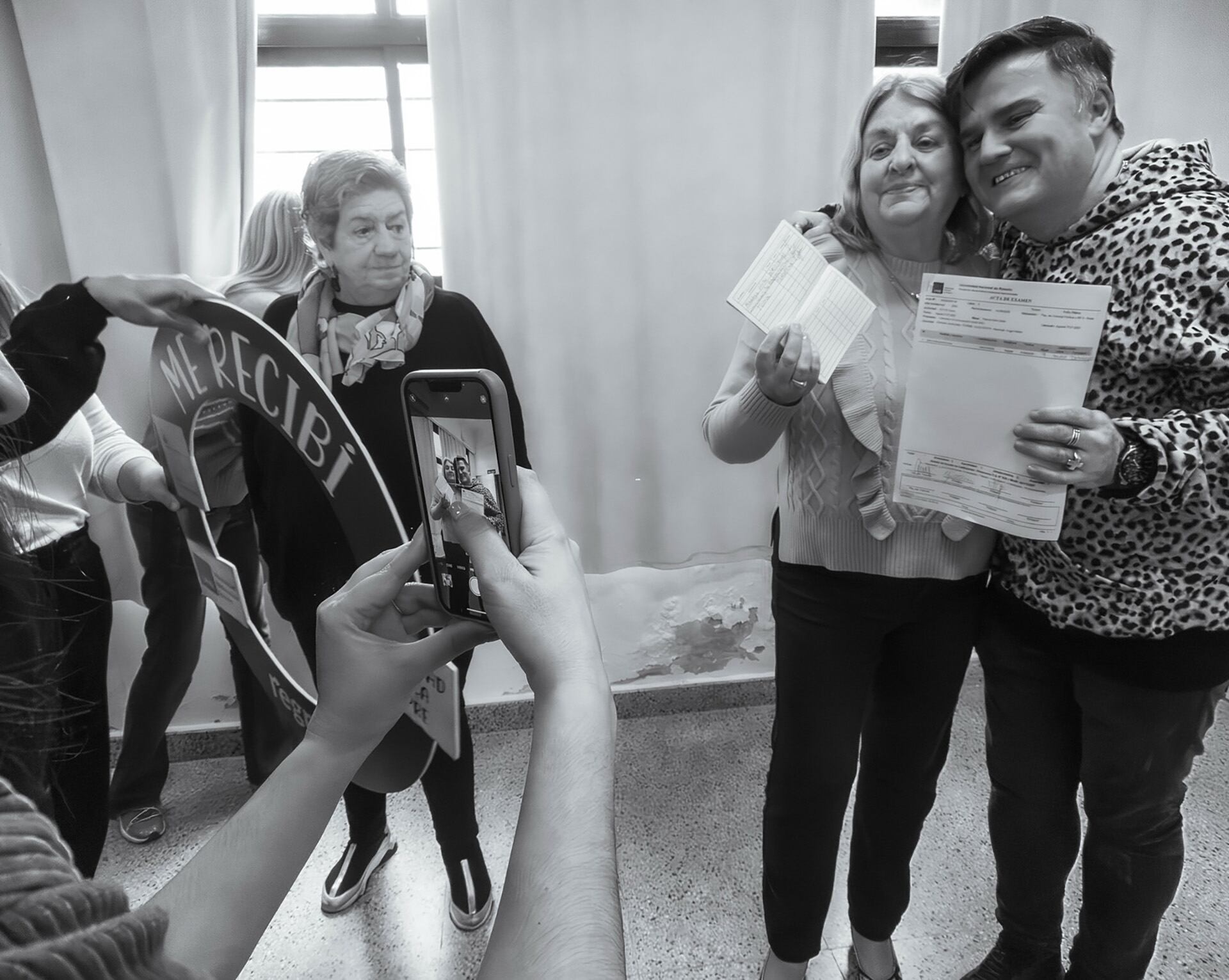El abrazo con su tutor, el profesor Hugo Marengo.