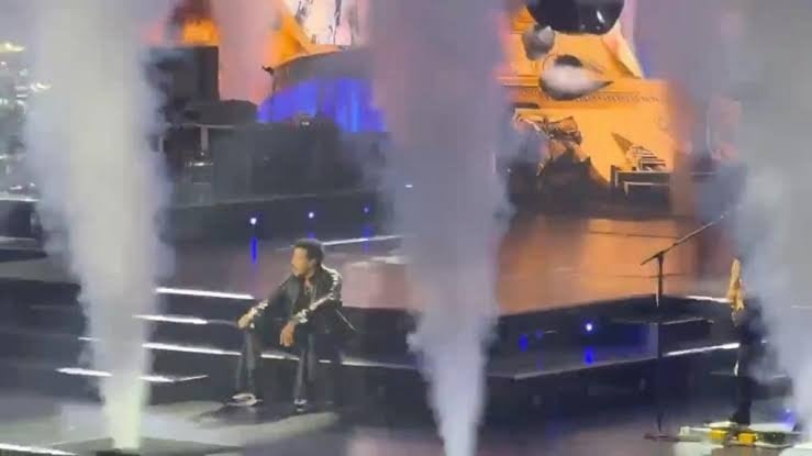 La salud de Lionel Richie ya había generado preocupación en junio, cuando tuvo que interrumpir un concierto después de sentirse mareado.(Captura de video)