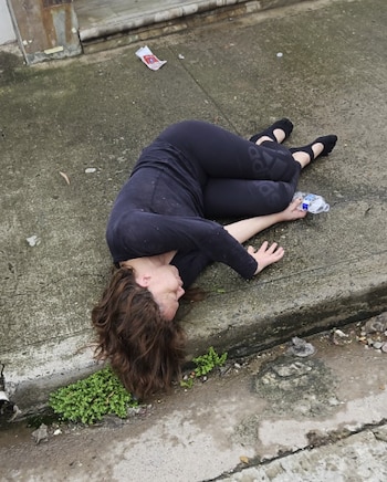 La conductora impactó un total de 13 vehículos en la colonia Lomas del Guijarro, causando cuantiosos daños materiales. (FOTO: La Tribuna)
