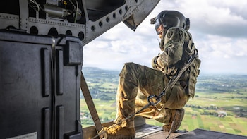 Soldados de EE. UU. asignados a la 25.ª División de Infantería realizan un vuelo de reconocimiento de zona de aterrizaje durante el Ejercicio Salaknib 2026 cerca del Aeropuerto Internacional de Cagayan Norte, Lal-lo, Filipinas (USPACOM)