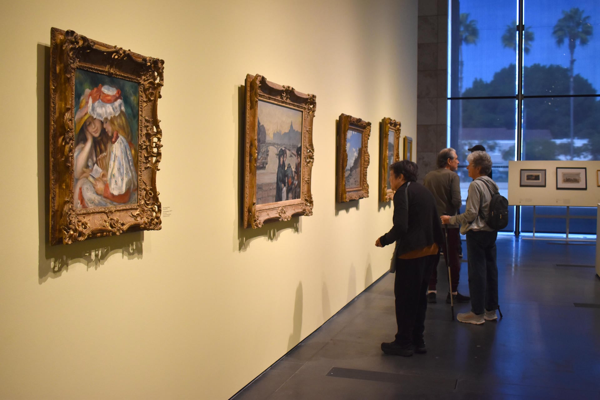 Personas observan las obras exhibidas en el Museo de Arte del Condado de Los Ángeles (LACMA) este viernes, en Los Ángeles (EE.UU.). EFE/ Mónica Rubalcava