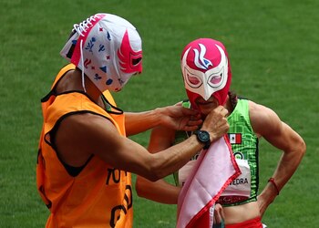 Con máscaras de luchadores, Mónica