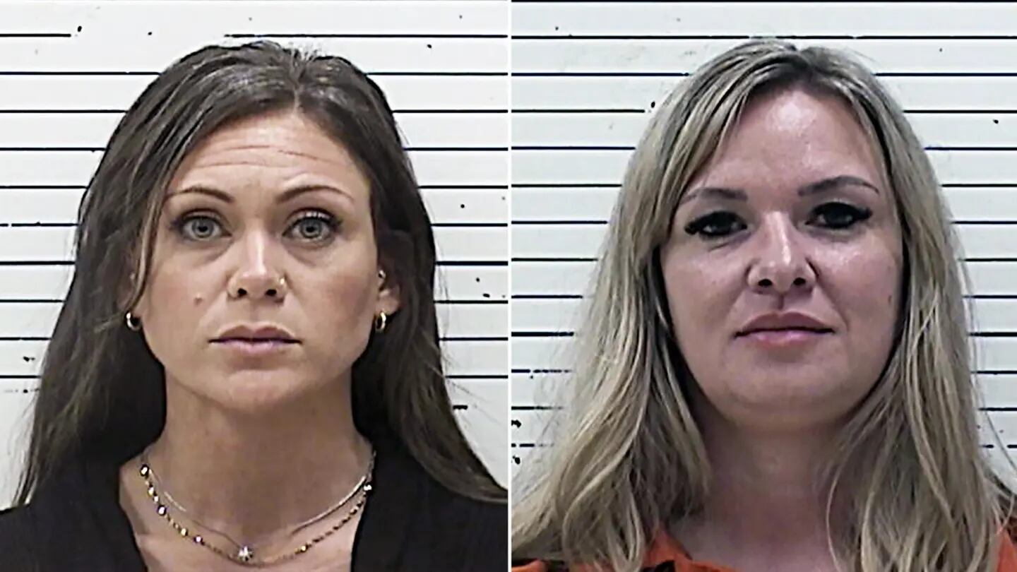 Dos trabajadoras de la escuela primaria Elgin en Oklahoma fueron destituidas y acusadas tras presuntas agresiones a estudiantes ocurridas en enero y marzo (Foto: Fox News)