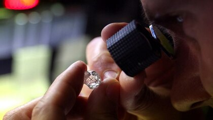 ¿Los diamantes ya no valen?: la empresa más grande del mundo está en crisis y nadie parece querer salvarla