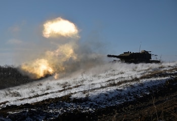 Militares de la 44ª Brigada Mecanizada Separada de las Fuerzas Armadas de Ucrania disparan un tanque Leopard 1A5 durante un entrenamiento, en la región de Zaporizhzhia (REUTERS/Stringer)