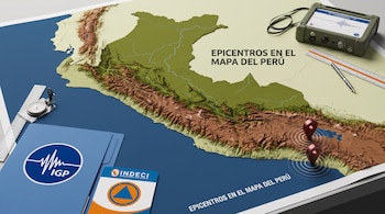 Mapa en relieve de Perú con dos marcadores rojos, un monitor sísmico, una regla, una brújula y carpetas con logotipos.