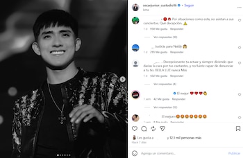 Retrato en blanco y negro de Óscar Junior Custodio sonriendo, viste chaqueta con abalorios y collar con cruz, junto a la interfaz de comentarios de Instagram