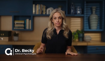 Mujer rubia con camisa negra sentada ante una mesa de madera, con estanterías al fondo y la leyenda Dr. Becky, Clinical Psychologist