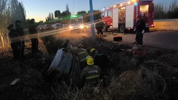 Un ciclista murió tras ser atropellado y quedar atrapado debajo del auto