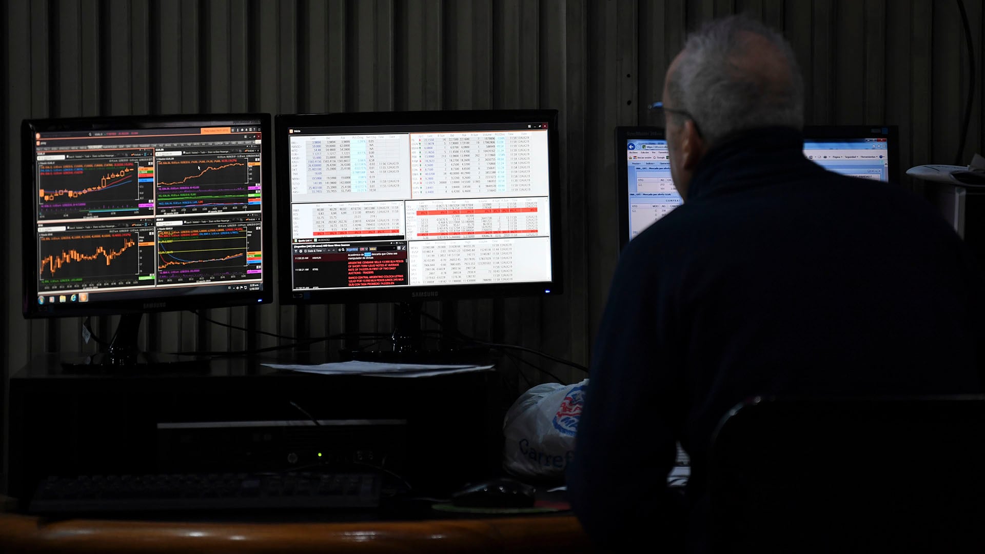 Argentina enfrenta vencimientos por más de USD 4.200 millones en enero de 2026. (Photo by RONALDO SCHEMIDT / AFP)