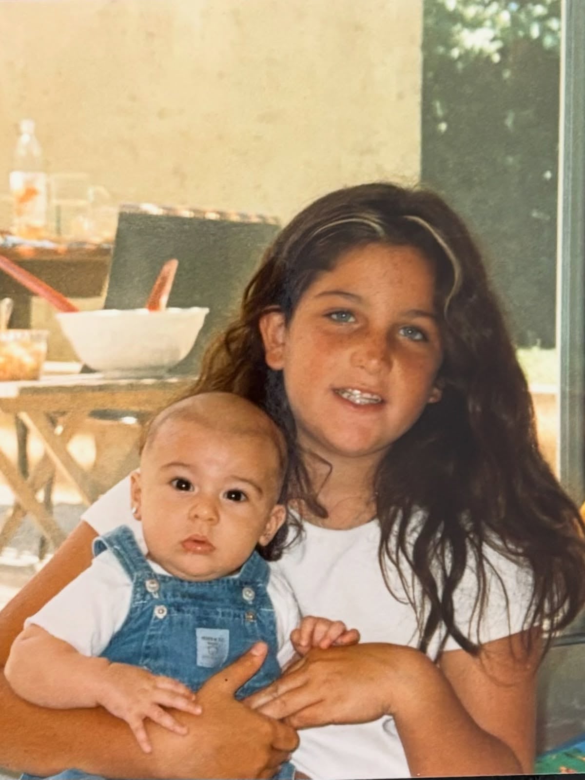 La tierna foto de Juana junto a Renata, su mediohermana